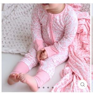 NWT Bamboo Convertible Romper with Dual Zippers Size 0-3 Months Caden La…